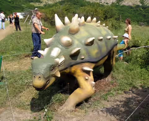 бронеголовый динозавр с шипами