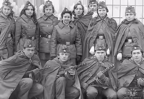 Sowjetische Schulkinder in Militäruniform