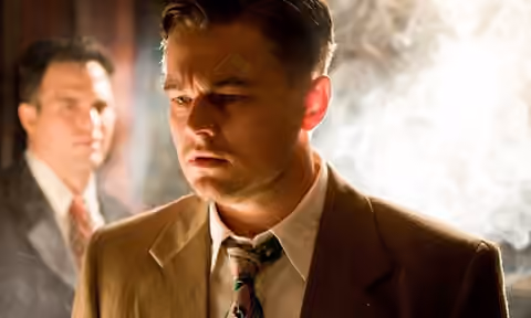 Leonardo DiCaprio - Shutter IslandVon den ersten Aufnahmen an war mir klar, dass mich das Kino fesseln wird und ich ihm nicht widerstehen muss. Sie müssen nicht versuchen, alles zu verstehen und die Offenlegung von Geheimnissen zu antizipieren. Es wird nur die Magie stören. Der Direktor versteht sein Handwerk, und alles wird schön!Kein MTV-Flimmern und endlose Boom-Boom-atmende Handlungsentwicklungen. Sehr ruhig gefilmt. Aber hier riecht es nicht nach Leonardo DiCaprio – Shutter Island