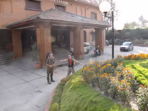 У главного входа в Nepal Tourism Board (выдача пермитов)