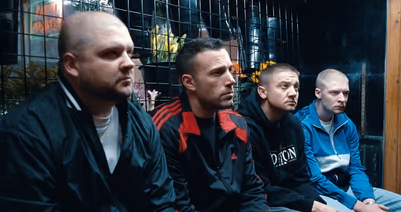 Спортивні костюми - одяг злочинців. Кадр із фільму "Місто злодіїв"