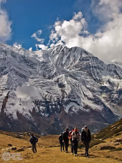 Wir werden überholt - eine französische Band vor Gangapurna Touristen vor der Kulisse von Gangapurny