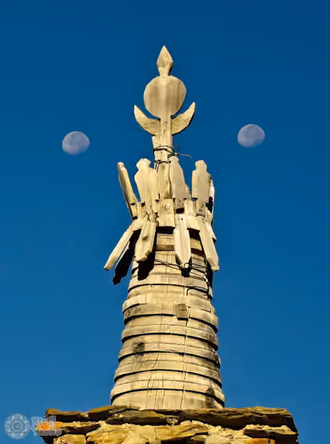 деревянная ступка и две Луны деревянная ступка